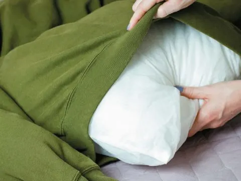 8 einfache Schritte: DIY Haustierbett aus einem alten Pullover